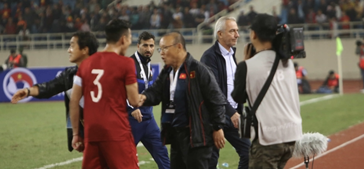 Hai HLV tuyển Việt Nam và UAE không nói chuyện với nhau sau trận.