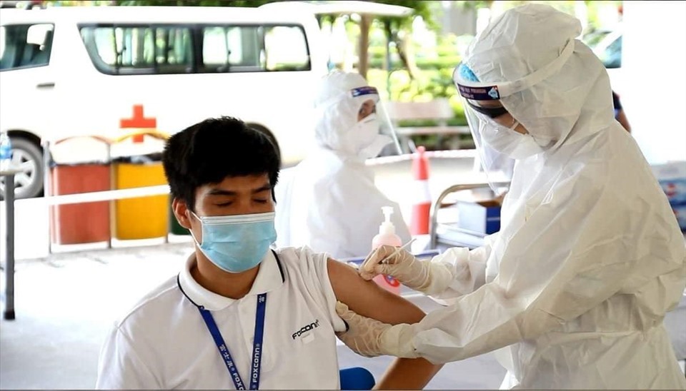 Tiêm vaccine cho công nhân KCN ở Bắc Giang. Ảnh: PV.