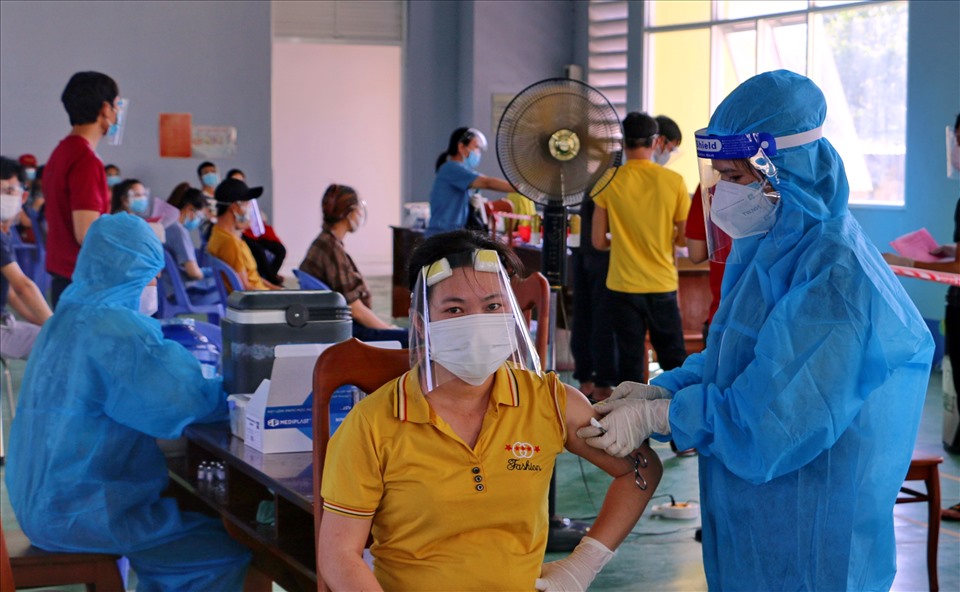 Trong ngày đầu có 1.500 công nhân thuộc các doanh nghiệp trong KCN Suối Dầu được tiêm vaccine Vero Cell. Ảnh: Mai Thảo