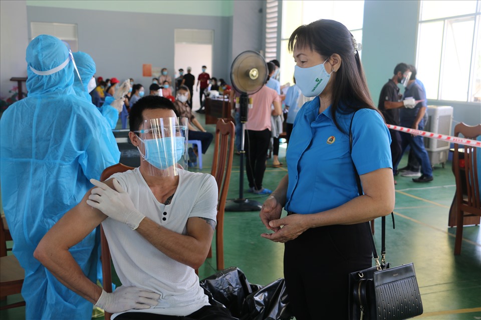 Bà Nguyễn Thị Hằng- Phó chủ tịch LĐLĐ tỉnh Khánh Hòa hỏi thăm công nhân sau khi hoàn thành tiêm vaccine mũi 1. Ảnh: Mai Thảo