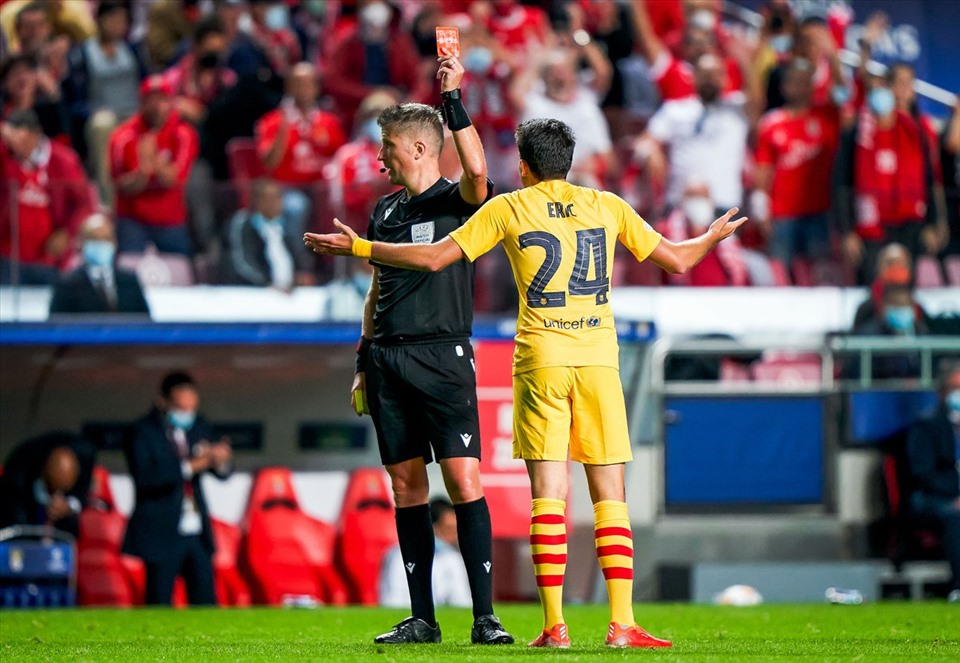 Một đêm tồi tệ của Culé kết thúc với tấm thẻ đỏ cho Eric Garcia... Ảnh: UEFA