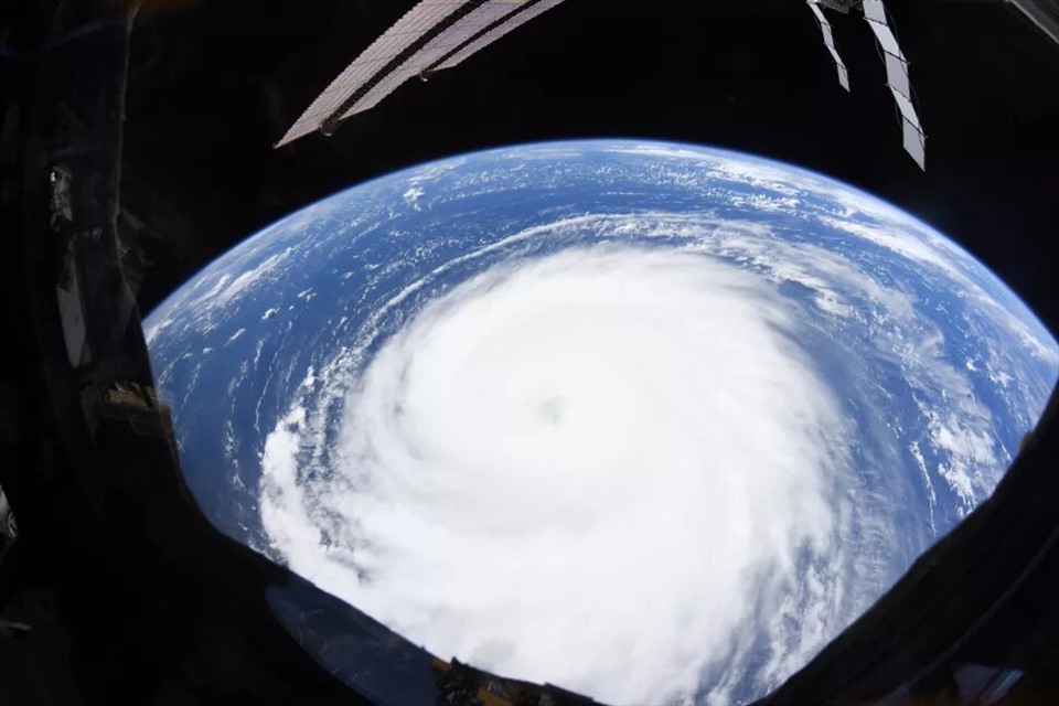 Phi hành gia NASA Megan McArthur đã chia sẻ hình ảnh về cơn bão Sam vào ngày 29.9.2021. Ảnh: NASA