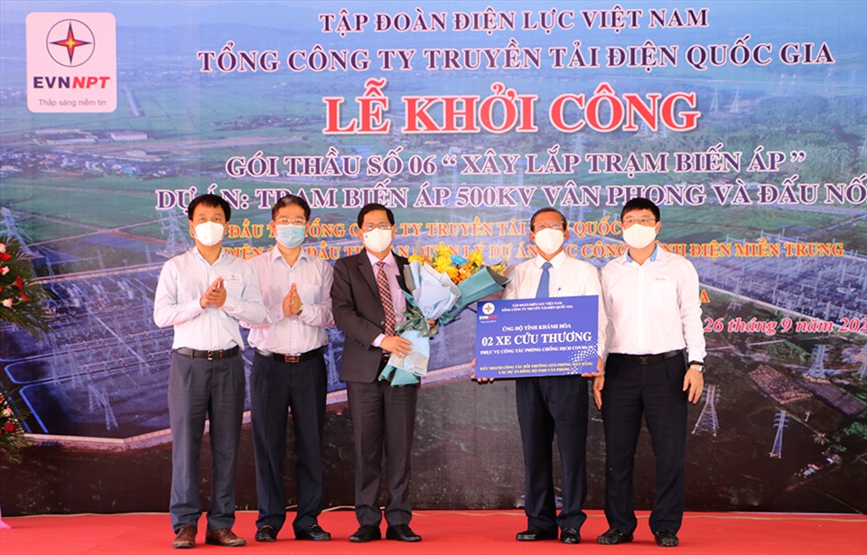 Tại chương trình, lãnh đạo EVN/EVNNPT trao biểu trưng ủng hộ 2 xe cứu thương (trị giá 2 tỉ đồng) cho tỉnh Khánh Hòa để phục vụ công tác phòng chống dịch COVID-19. Ảnh: EVNNPT