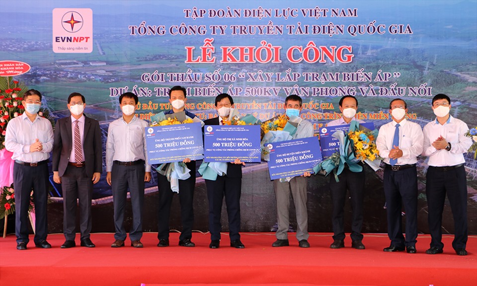 Tại chương trình, lãnh đạo EVN/EVNNPT cũng trao biểu trưng ủng hộ 500 triệu đồng cho huyện Diên Khánh, Cam Lâm, thị xã Ninh Hòa và thành phố Cam Ranh để các địa phương thực hiện phòng chống dịch COVID-19 phục vụ công tác BTGPMB dự án. Ảnh: EVNNPT