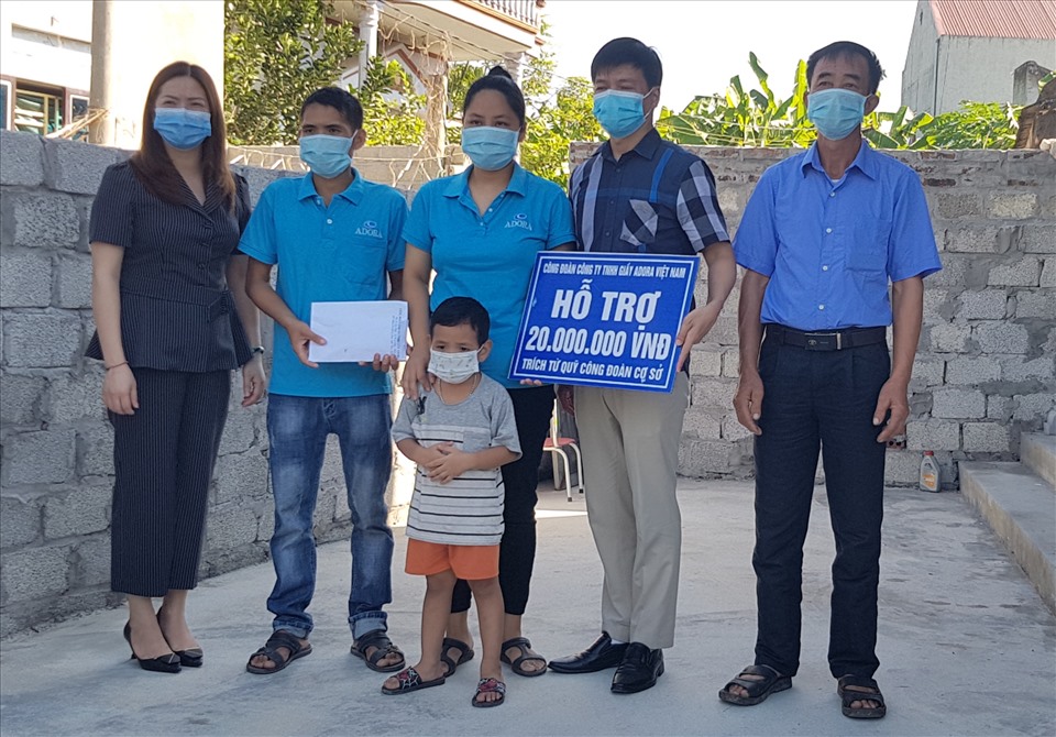 CĐCS Công ty TNHH giầy ADORA Việt Nam trao tiền hỗ trợ xây nhà mái ấm công đoàn cho gia đình chị Duyên. Ảnh: NT