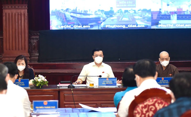 Bí thư Thành ủy Hà Nội Đinh Tiến Dũng và các đại biểu tại hội nghị tiếp xúc cử tri. Ảnh: Viết Thành