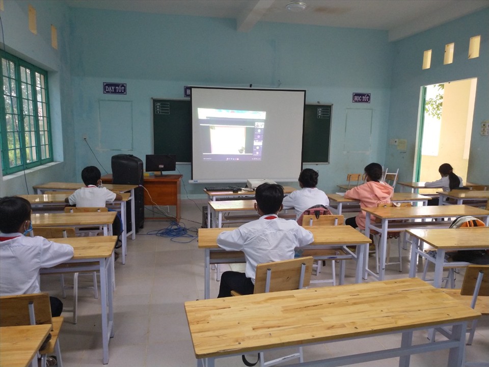 Từng nhóm học sinh học online tại trường TH&THCS La Dạ. Ảnh: Đặng Luận