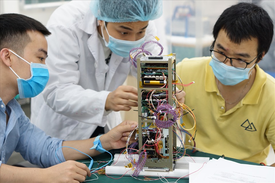 Toàn bộ quá trình nghiên cứu, thiết kế, chế tạo, tích hợp, thử nghiệm chức năng vệ tinh được thực hiện hoàn toàn tại Việt Nam bởi các cán bộ nghiên cứu của VNSC.