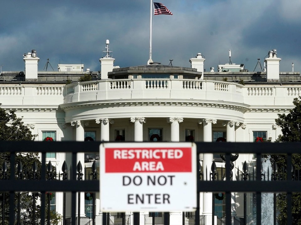 Văn phòng ngân sách Nhà Trắng đã gửi thông báo cho các cơ quan liên bang chuẩn bị cho lần đầu tiên chính phủ Mỹ bị đóng cửa trong lúc đang ban bố tình trạng khẩn cấp vì đại dịch. Ảnh: Reuters