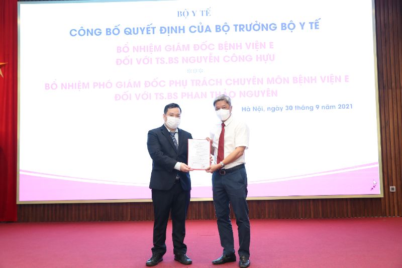Thứ trưởng trao quyết định bổ nhiệm Phó Giám đốc phụ trách chuyên môn cho BS Phan Thảo Nguyên. Ảnh: BVCC