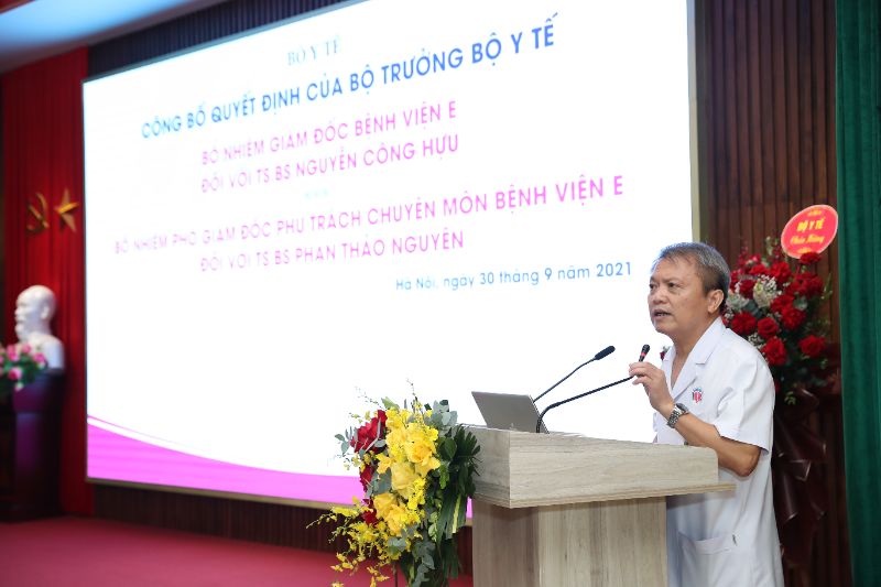 Giáo sư Lê Ngọc Thành xúc động trong lễ bổ nhiệm người kế nhiệm. Ảnh: BVCC