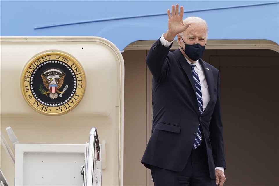 Tổng thống Joe Biden trên chuyên cơ Air Force One. Ảnh: AFP