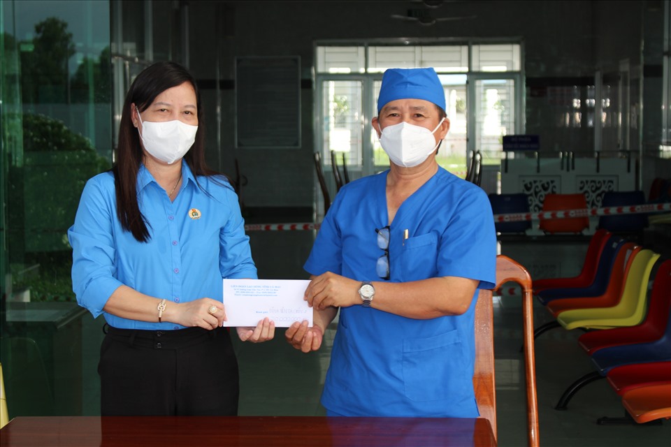Đồng chí Huỳnh Út Mười - Chủ tịch Liên đoàn Lao động tỉnh Cà Mau - trao hỗ trợ cho đại diện Bệnh viện dã chiến số 2 (Bệnh viện Y học cổ truyền tỉnh Cà Mau).