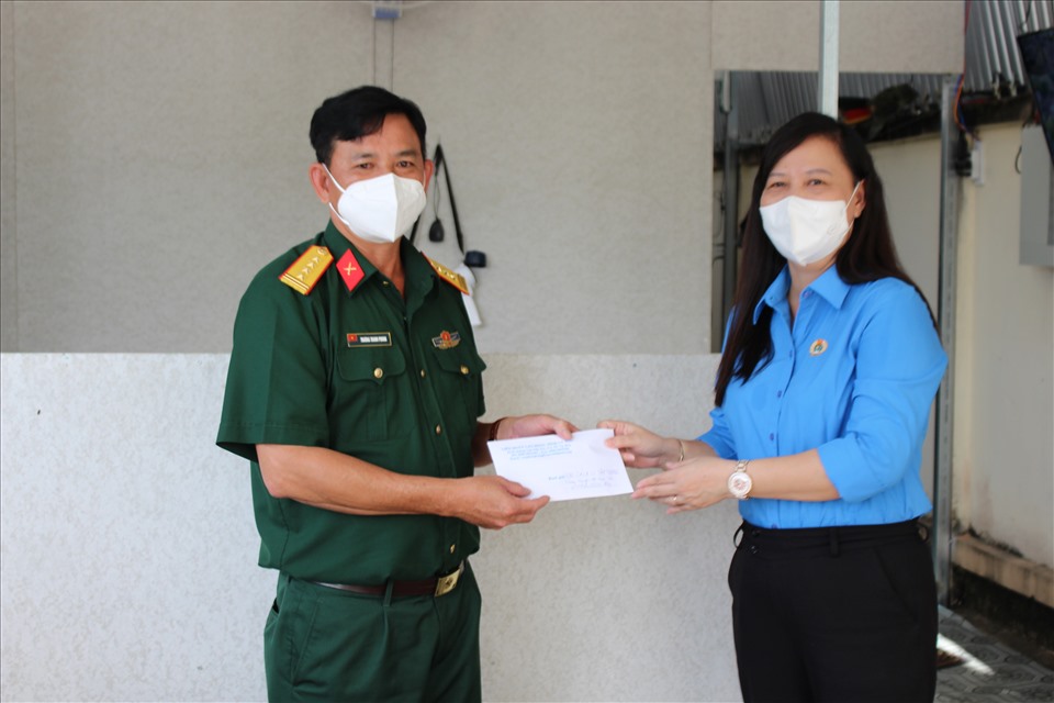 Đồng chí Huỳnh Út Mười - Chủ tịch Liên đoàn Lao động tỉnh Cà Mau - trao hỗ trợ cho đại diện khu cách ly tập trung.