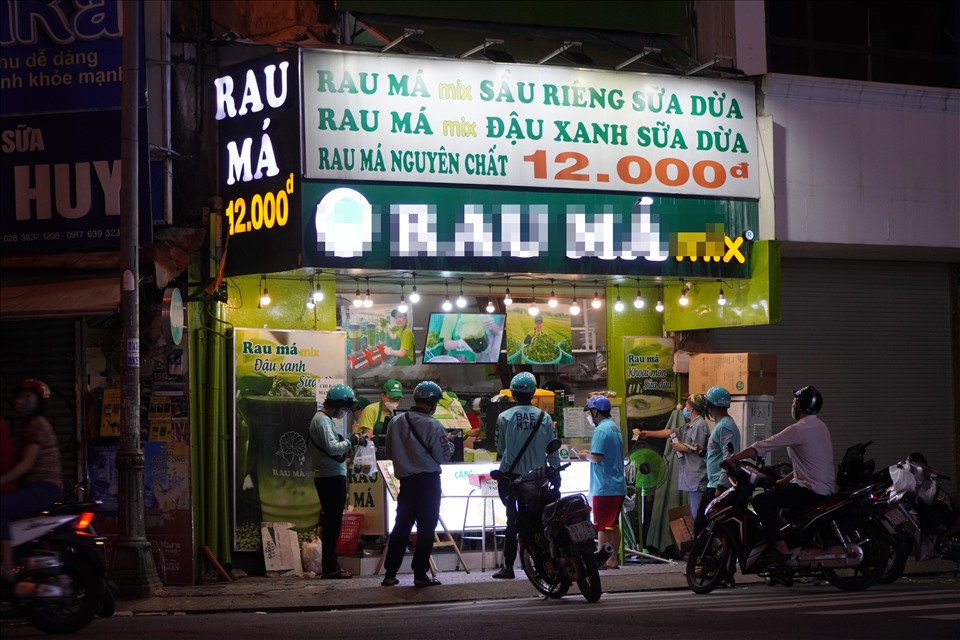 Tại một quán nước trên đường Nguyễn Trãi, Quận 1 có khá đông shipper đang xếp hàng chờ mua hàng.