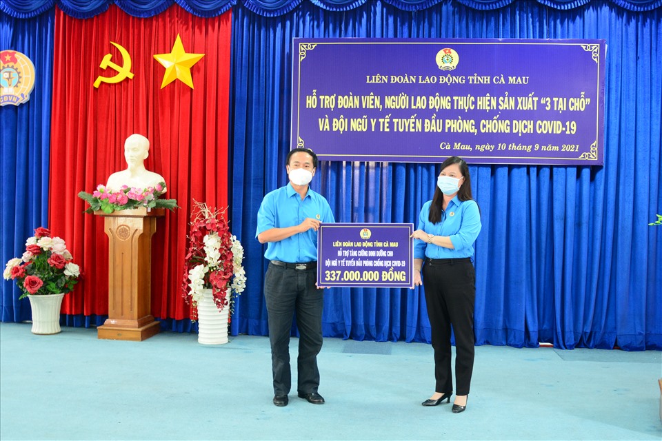 Chủ tịch Liên đoàn Lao động tỉnh Cà Mau Huỳnh Út Mười trao hỗ trợ tăng cường dinh dưỡng cho đội ngũ y tế tuyến đầu phòng, chống dịch cho đại diện Công đoàn ngành Y tế tỉnh