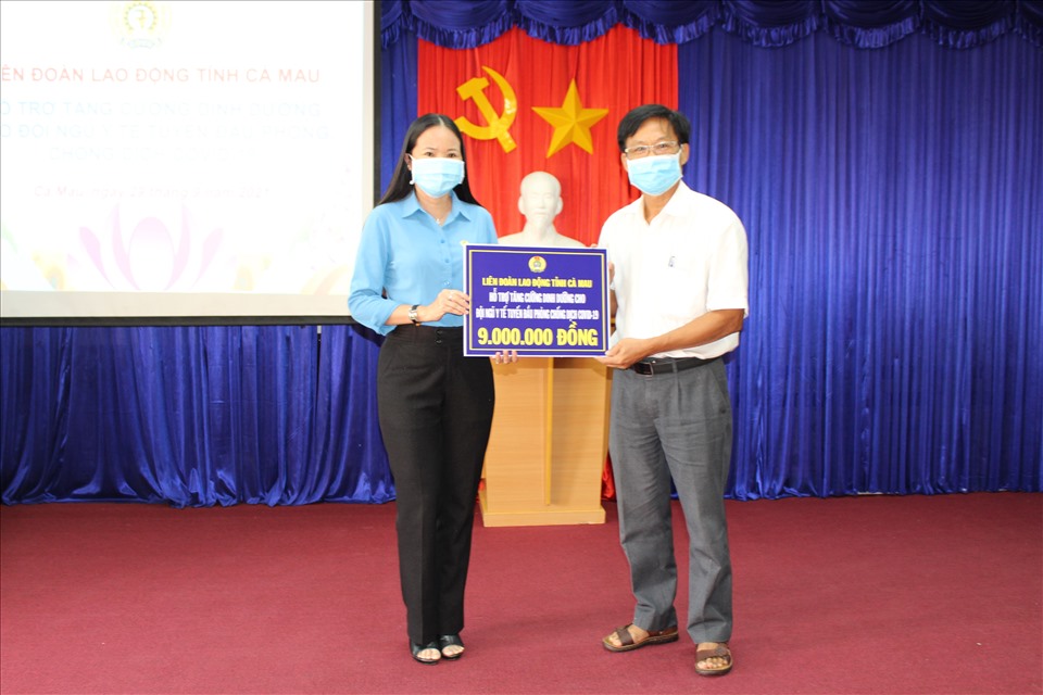 Đồng chí Lưu Thị Trúc Ly, Phó Chủ tịch Liên đoàn Lao động tỉnh Cà Mau trao hỗ trợ tại Sở Y tế tỉnh Cà Mau.