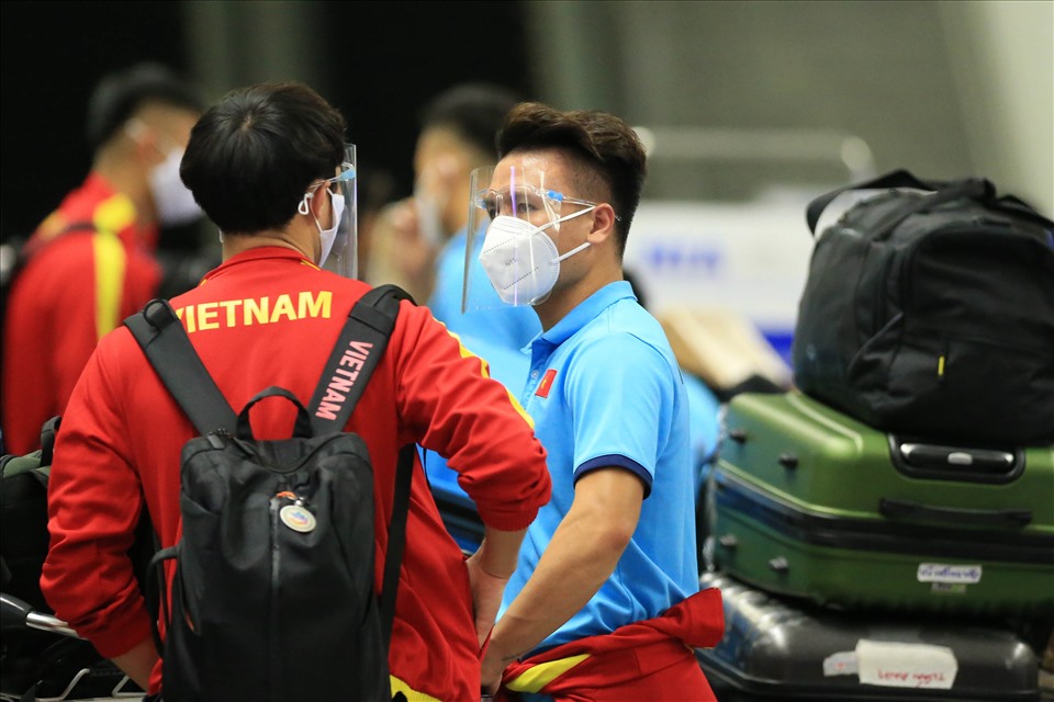 Tiền đạo Nguyễn Quang Hải trò chuyện cùng đồng đội Văn Toàn trong thời gian chờ làm thủ tục lên máy bay.