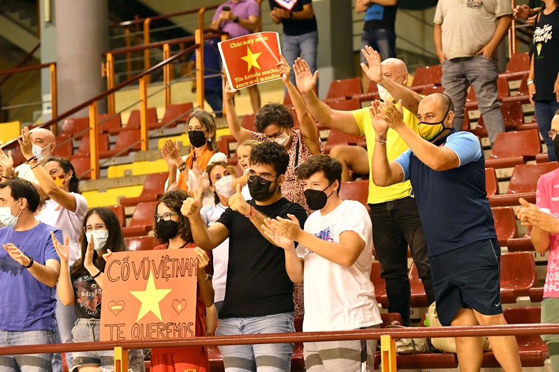 Khán giả Tây Ban Nha cổ vũ đội tuyển Futsal Việt Nam trên khán đài. Ảnh: VFF