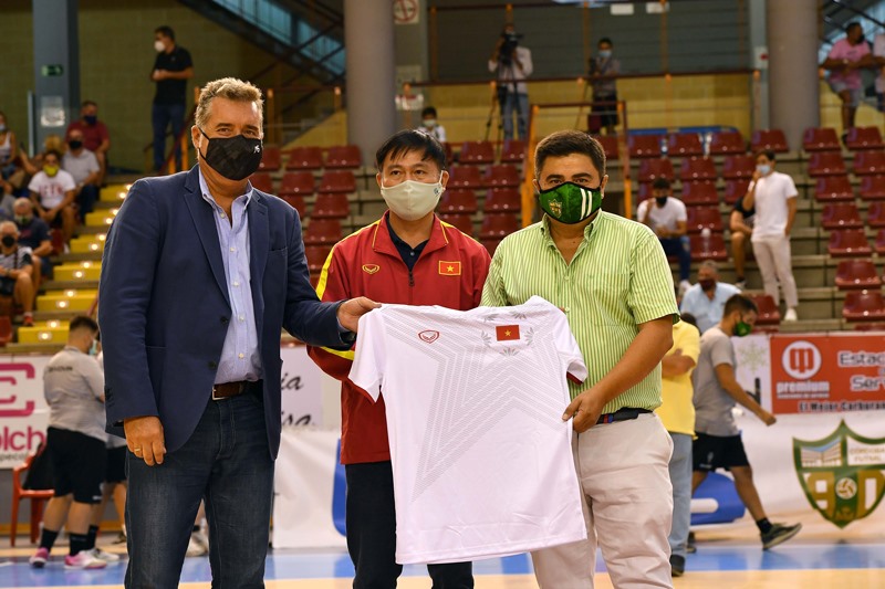 Trưởng đoàn Trần Anh Tú tặng áo thi đấu của đội tuyển cho lãnh đạo câu lạc bộ Cordoba. Ảnh: VFF
