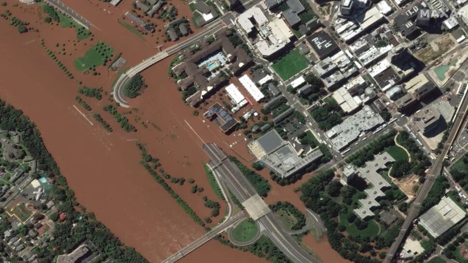 Hình ảnh về New Brunswick, New Jersey trước và sau khi xảy ra lũ lụt. Ảnh: Satellite image ©2021 Maxar Technologies