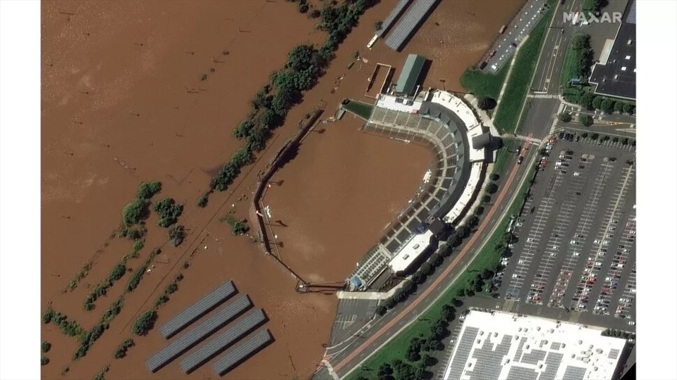 Hình ảnh trước và sau khi xảy ra lũ lụt ở TD Bank Ballpark ở Bridgewater Township, New Jersey.