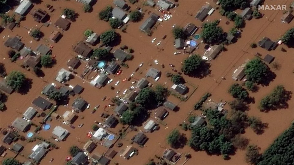 Cận cảnh những ngôi nhà trước và sau khi bị ngập lụt ở Manville, New Jersey.