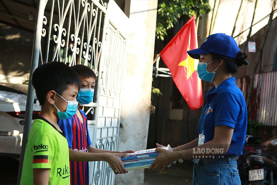 Trước tình hình dịch bệnh COVID-19 ngày càng diễn biến phức tạp, “Đội hình phòng tuyến áo xanh” thanh niên phường Ngọc Thụy tiếp tục nêu cao tinh thần xung kích, tình nguyện, phát huy trách nhiệm trong tham gia phòng, chống dịch; triển khai hiệu quả chương trình “San sẻ yêu thương, chung tay vượt qua đại dịch” góp phần cùng nhân dân cả nước nhanh chóng đẩy lùi dịch bệnh.