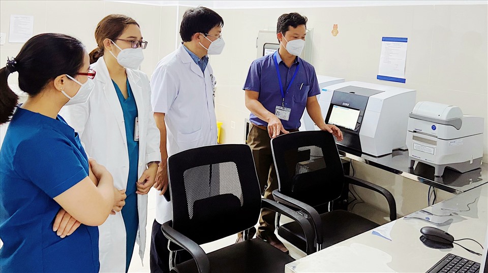Đại diện viện Pasteur Nha Trang kiểm tra tình hình thực tế tại Bệnh viện Hữu nghị Việt Nam - Cu Ba Đồng Hới. Ảnh: Lê Phi Long