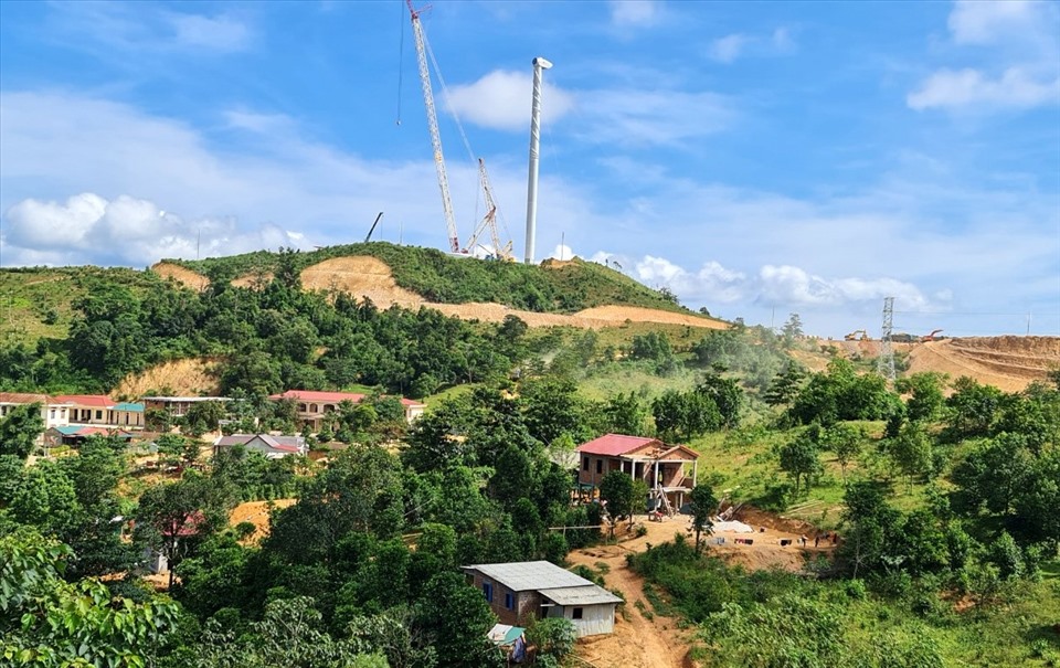 Cũng tại xã Húc, không ít trụ điện gió và các công trình phụ trợ của các dự án thực hiện ở trên cao, còn phía dưới là khu dân cư. Vì vậy, người dân cũng như chính quyền địa phương lo lắng sẽ bị ảnh hưởng nặng vào mùa mưa bão nếu các dự án điện gió không thực hiện ngay các giải pháp, phương án ứng phó với thiên tai.