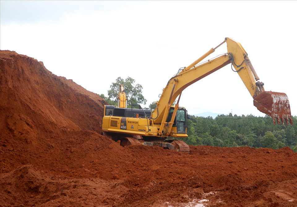 Hạ thấp bãi thải có nguy cơ sạt trượt, lu lèn đảm bảo độ chặt trước khi mùa mưa bão đến.