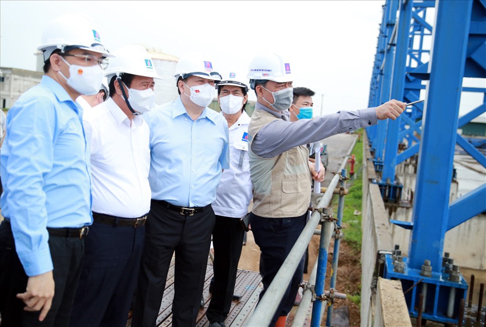 Phó Thủ tướng Lê Văn Thành thị sát thi công hệ thống băng tải than. Ảnh: Đức Tuân