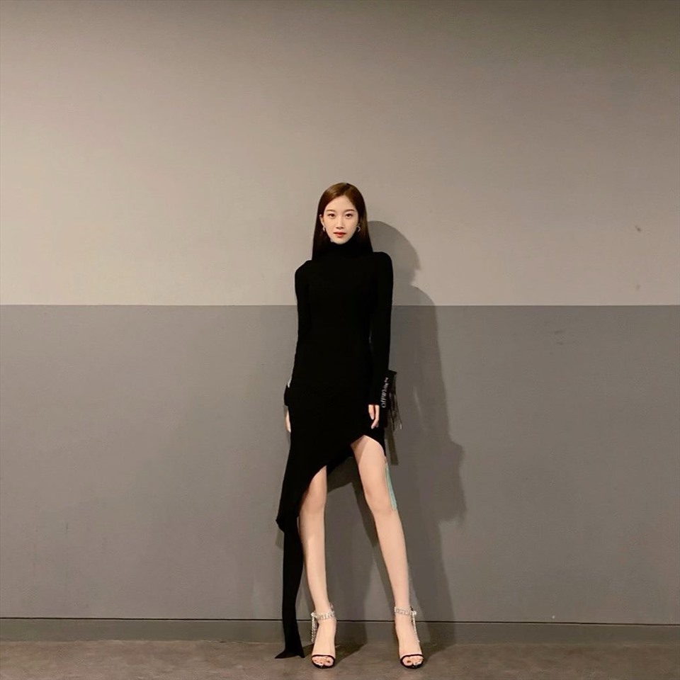 Nữ chính phim “Vẻ đẹp đích thực” - Moon Ga Young khiến nhiều người ghen tỵ với vẻ ngoài xinh đẹp, làn da trắng cùng đôi chân dài miên man.