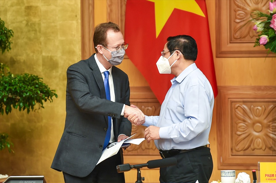 Thủ tướng Phạm Minh Chính và ông Christopher Klein - Đại biện Đại sứ quán Mỹ tại Việt Nam. Ảnh: VGP