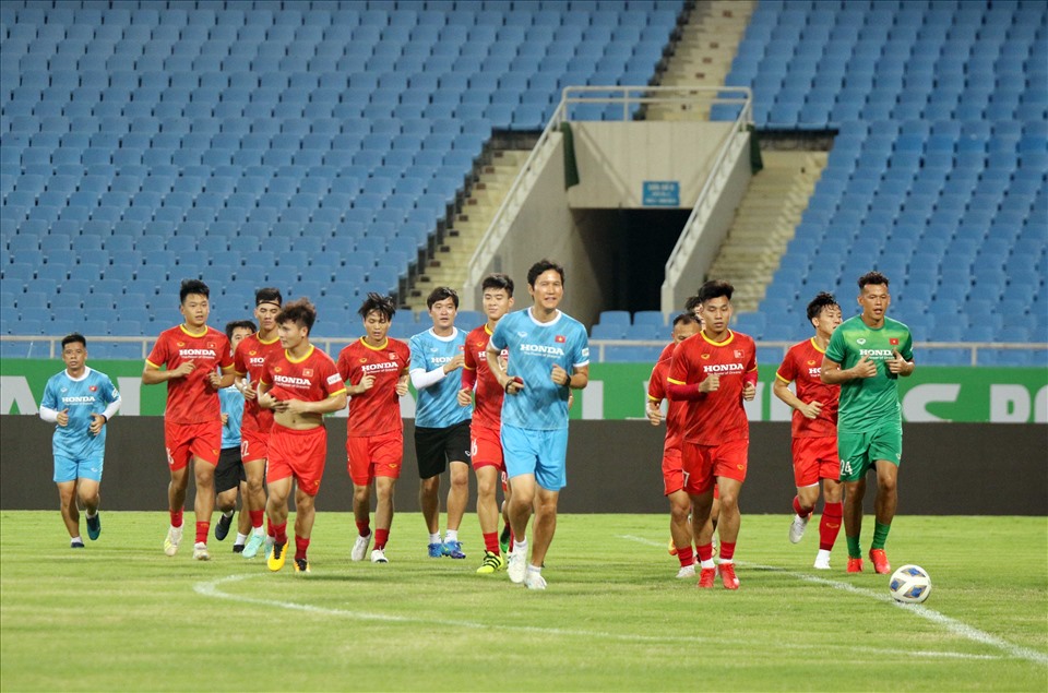 Đội tuyển Việt Nam tập luyện tại sân Mỹ Đình tối 4.9.  Ảnh: VFF