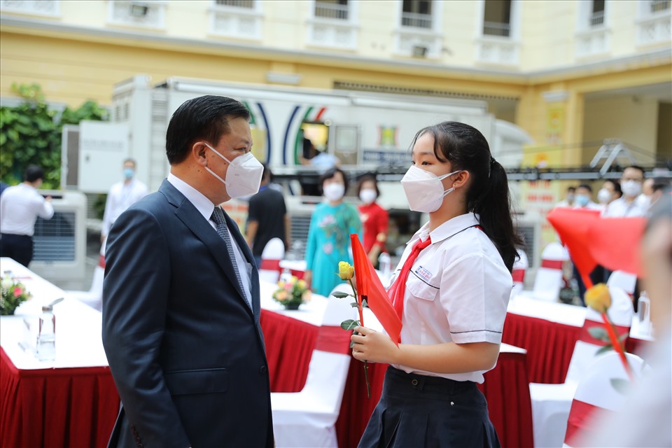 Ông Đinh Tiến Dũng, Ủy viên Bộ Chính trị, Bí thư Thành ủy Hà Nội hỏi thăm các em học sinh trước giờ khai giảng.