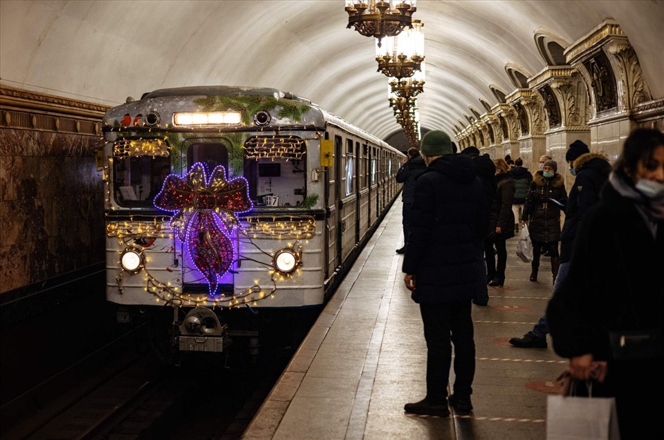 Tàu điện ngầm ở Mátxcơva trang hoàng dịp Giáng sinh 2020. Ảnh: AFP