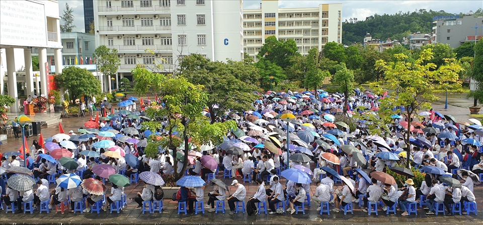 Do những ngày gần đây thường xuyên có mưa nên học sinh đã chuẩn bị ô đi dự lễ khai giảng. Ảnh: Nguyễn Hùng