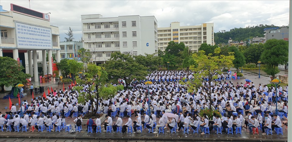 Hàng nghìn học sinh và các thầy cô Trường PTHT chuyên Hạ Long tập trung tại sân trường tổ chức lễ khai giảng năm học mới. Ảnh: Nguyễn Hùng