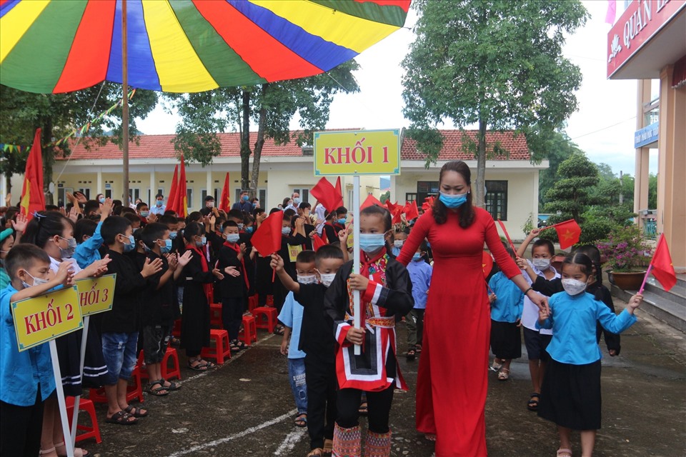 Đón học sinh vào lớp 1 trong lễ khai giảng sáng nay tại một trường tiểu học ở huyện biên giới Bình Liêu, Quảng Ninh. Ảnh: Nguyễn Hùng