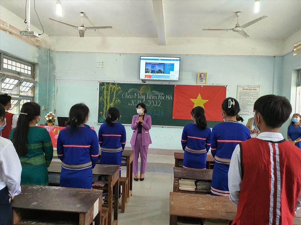 Học sinh THPT Dân tộc nội trú Đắk Tô khai giảng tại lớp, tuân thủ quy định phòng dịch. Ảnh TA