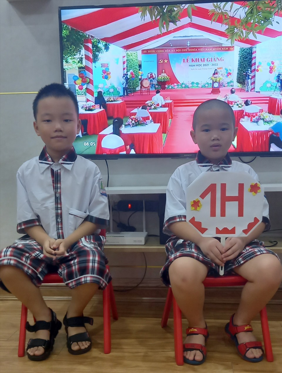 Học sinh lớp 1 ở TP Vinh (Nghệ An) chuẩn bị dự lễ khai giảng online vào sáng 5.9. Ảnh: Quang Đại