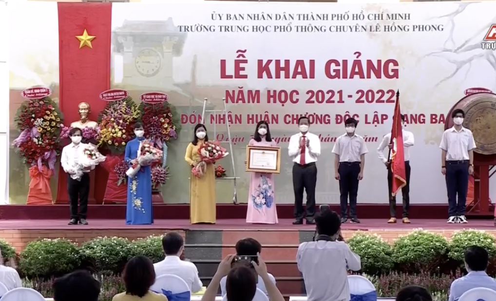 Ông Phan Văn Mãi - Chủ tịch UBND TPHCM - trao Huân chương Độc lập hạng Ba cho Trường THPT chuyên Lê Hồng Phong. Ảnh: HTV9