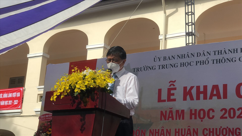 Ông Nguyễn Văn Hiếu - Giám đốc Sở GDĐT TPHCM đọc thư chúc mừng
