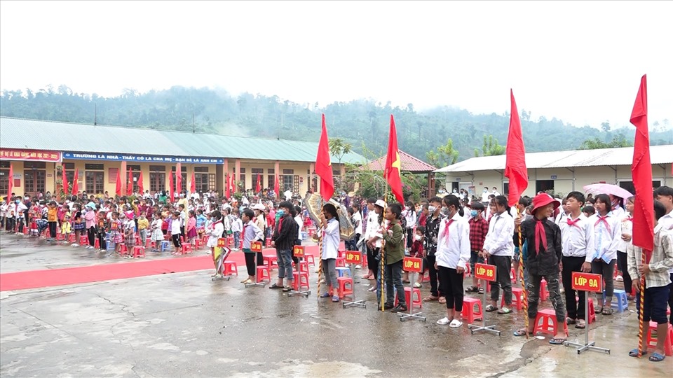 Hàng trăm học sinh các dân tộc vùng cao xã Nà Hẩu, huyện Văn Yên hân hoan dự khai giảng.