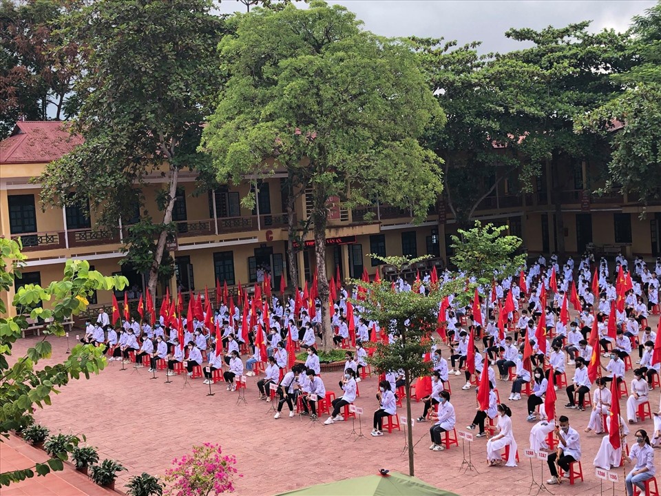 Hàng nghìn học sinh trường THPT Chu Văn An, huyện Văn Yên tựu trường chào năm học mới.