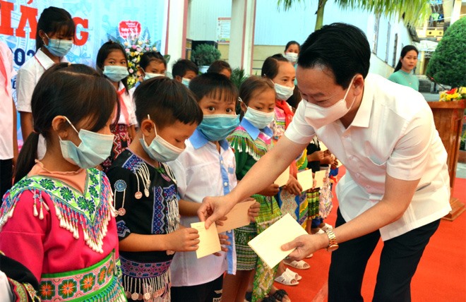Ông Đỗ Đức Duy - Bí thư Tỉnh ủy Yên Bái dự khai giảng năm học mới tại xã Bản Công, huyện Trạm Tấu.