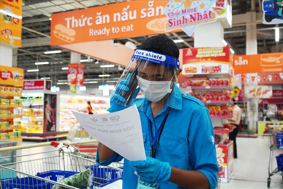 Các tình nguyện viên hỗ trợ “đi chợ hộ” tất bật với các đơn hàng. Ảnh: Ngọc Lê