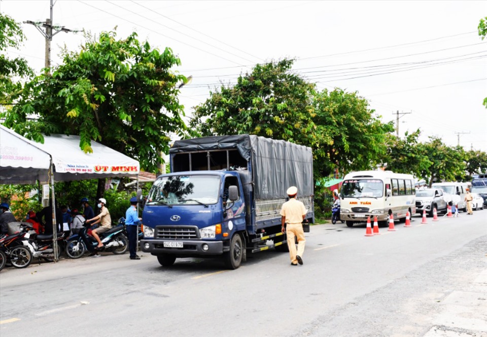 Lực lượng chức năng Trà Vinh kiểm soát các phương tiện ra vào tỉnh. Ảnh: H.G.