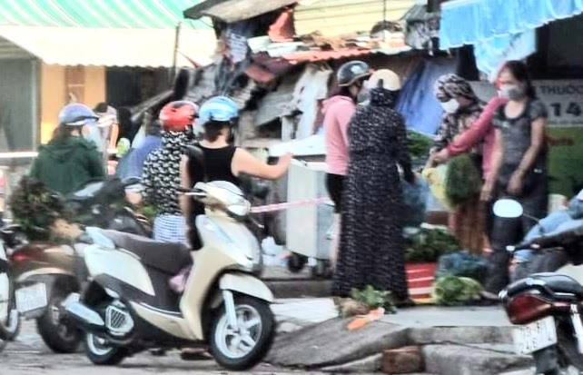 Người dân bức xúc đưa hình ảnh chen nhau mua hàng tại chợ Nam Lý lên mạng xã hội.